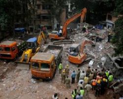 Δεκαεπτά νεκροί στα συντρίμμια κτιρίου στην Ινδία