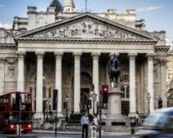 Βρετανία: Η Τράπεζα της Αγγλίας αύξησε τα επιτόκια για πρώτη φορά σε μια 10ετία.