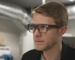 Η Intel αναπτύσσει έξυπνα γυαλιά που μοιάζουν… «φυσιολογικά»