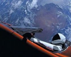 Το διαστημικό αυτοκίνητο Tesla υπάρχει πιθανότητα 6% να πέσει στη Γη έπειτα από ένα εκατ. χρόνια