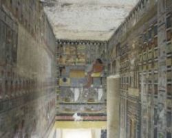 Ανακαλύφθηκε ταφικός θάλαμος 4.000 ετών στο Κάιρο (εικόνες)