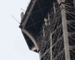 Άνδρας προσπάθησε να σκαρφαλώσει στον Πύργο του Άιφελ