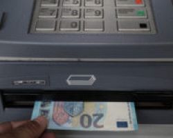 Τσουχτερές χρεώσεις έρχονται από Δευτέρα στα ATM – Πόσο θα πληρώνουμε σε κάθε τράπεζα