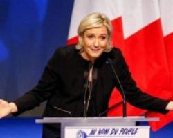 Γαλλία: Διάλυση του κοινοβουλίου ζητάει η Λεπέν – Τι απαντά ο Μακρόν