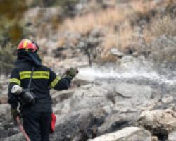 Φωτιά στη Χαλκιδική -Καίγονται ξερά χόρτα και χαμηλή βλάστηση στη Νικήτη