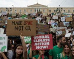 «Η Γη γίνεται πιο καυτή από τον Ντι Κάπριο» -Χιλιάδες μαθητές στο Σύνταγμα για την κλιματική αλλαγή