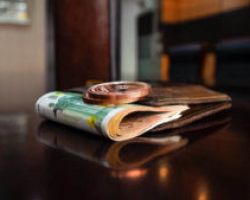 Κυπαρισσία: Βρήκε 10.500 ευρώ σε καρότσι σούπερ μάρκετ και τα παρέδωσε στην αστυνομία