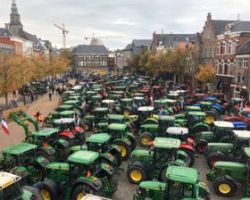 Ολλανδία: Αγρότες παρέλυσαν τους δρόμους – Τρακτέρ παντού