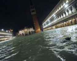 Σε κατάσταση καταστροφής η Βενετία – Η δεύτερη μεγαλύτερη πλημμύρα στην ιστορία της (φωτογραφίες)