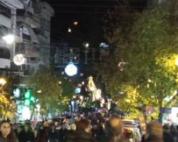 “Μύρισαν” Χριστούγεννα στα Γιαννιτσά. Με πλήθος κόσμου, το άναμμα του Χριστουγεννιάτικου Δέντρου.