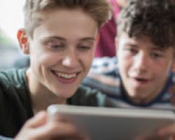 Ερευνα: 4 στα 10 παιδιά από Γυμνάσιο έως Λύκειο έχουν βγει με κάποιον που γνώρισαν στο Διαδίκτυο