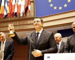 Το “Ευχαριστώ” του Απόστολου Τζιτζικώστα μετά την εκλογή του για πρόεδρος της Ευρωπαϊκής Επιτροπής των Περιφερειών