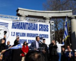 Νέα Υόρκη: Μεγάλο συλλαλητήριο ομογενών κατά της παραβίασης των ελληνικών συνόρων [εικόνες]