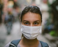 Πώς θα γίνεται η χρήση της υφασμάτινης μάσκας από το γενικό πληθυσμό -Οι επισημάνσεις Τσιόδρα