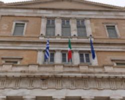 Η σημαία της Ιταλίας υψώθηκε στη Βουλή -Ενδειξη συμπαράστασης προς τον ιταλικό λαό