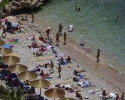 Ανατροπή για οργανωμένες παραλίες: Επιτρέπεται από σήμερα αλκοόλ και μουσική