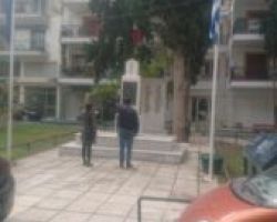 Κατάθεση στεφάνου για το Πολυτεχνείο από το ΚΚΕ στο Μνημείο του Ομαδικού Τάφου στα Γιαννιτσά
