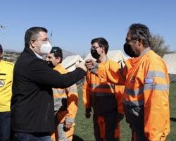 Στις σεισμόπληκτες περιοχές της Θεσσαλίας ο Περιφερειάρχης Κεντρικής Μακεδονίας Απόστολος Τζιτζικώστας για να παραδώσει σκηνές για τη διαμονή 250 πληγέντων