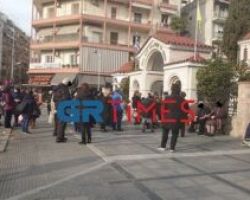 Θεσσαλονίκη: Εικόνες συνωστισμού έξω από εκκλησία λόγω Ψυχοσάββατου