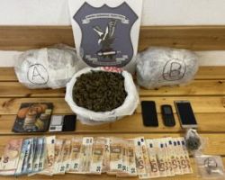 Από το Τμήμα Ασφάλειας Πολυγύρου συνελήφθησαν 2 άτομα σε περιοχή της Θεσσαλονίκης για διακίνηση ναρκωτικών