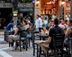 Από αύριο, μόνο καθήμενοι και εμβολιασμένοι σε εστίαση και ψυχαγωγία -Με app η είσοδος