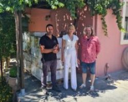 Συνεργασία Θεοδώρας Τζάκρη με τον Πρόεδρο του Δικτύου Οινοποιών Νομού Ηρακλείου Wines of Crete κ. Νίκο Δουλουφάκη και επίσκεψη στο Οινοποιείο  Δουλουφάκη στις Δαφνές