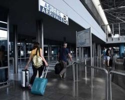 Θεσσαλονίκη: Τους τσάκωσαν στο αεροδρόμιο “Μακεδονία” με 7 βαλίτσες γεμάτες λαθραία τσιγάρα