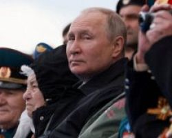 Συνεχάρη τους Ρώσους στρατιώτες για την “απελευθέρωση” του Λουγκάνσκ ο Πούτιν