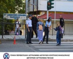 Ενημερωτικό υλικό για την οδική ασφάλεια μοίρασαν αστυνομικοί στους μαθητές της Κεντρικής Μακεδονίας