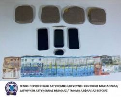 Από το Τμήμα Ασφάλειας Βέροιας συνελήφθησαν σε περιοχή της Θεσσαλονίκης δύο άτομα για διακίνηση ναρκωτικών