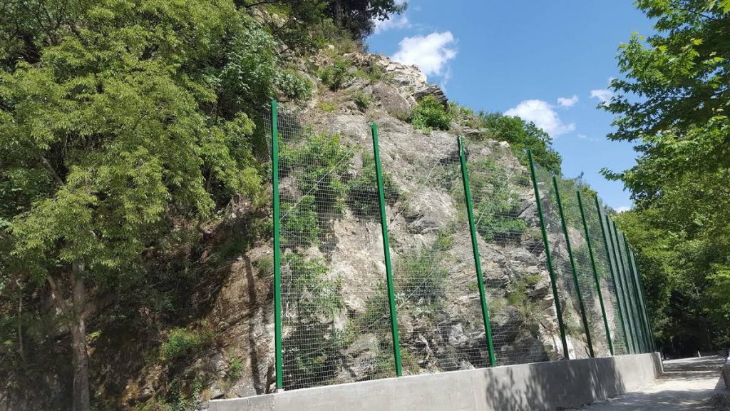 Κατασκευή αναστήριξης βράχων στα Λουτρά Αλμωπίας
