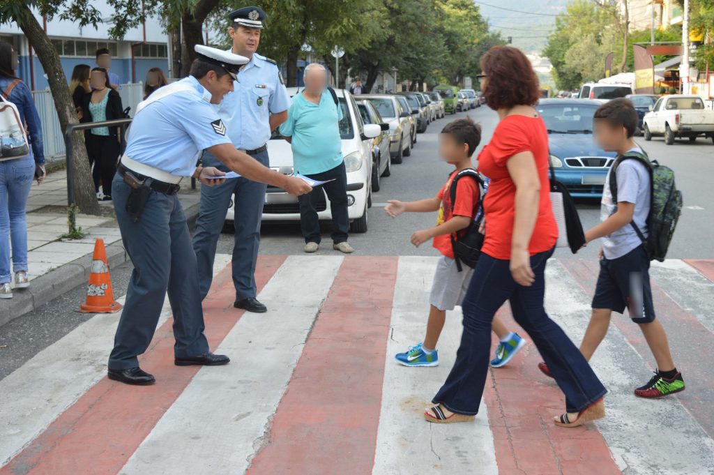 Ενημερωτικά φυλλάδια διένειμαν τροχονόμοι σε γονείς και μαθητές δημοτικών σχολείων σε περιοχές της Κεντρικής Μακεδονίας