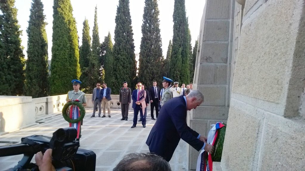 ΕΠΙΣΚΕΨΗ ΠΡΟΕΔΡΟΥ ΣΕΡΒΙΚΗΣ ΔΗΜΟΚΡΑΤΙΑΣ ΣΤΑ ΣΥΜΜΑΧΙΚΑ ΝΕΚΡΟΤΑΦΕΙΑ ΤΟΥ ΖΕΙΤΕΝΛΙΚ