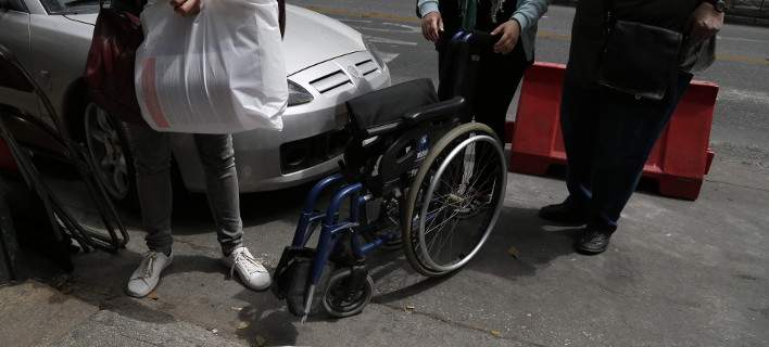 Κόβουν το επίδομα πρόνοιας σε συνταξιούχους του Δημοσίου με βαριές αναπηρίες