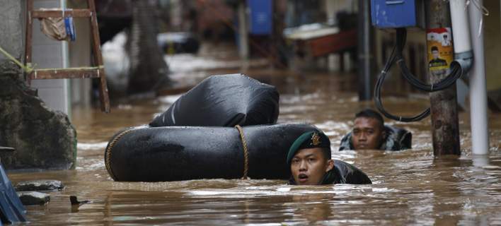 Ινδονησία: Τουλάχιστον 26 νεκροί από πλημμύρες και κατολισθήσεις στην Ιάβα