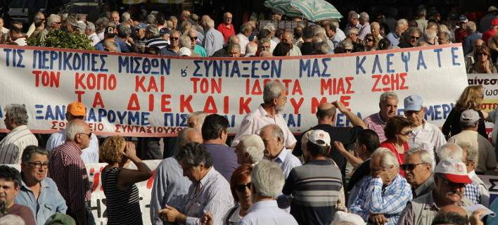 Ενταση και χημικά έξω από το Μαξίμου στην πορεία των συνταξιούχων