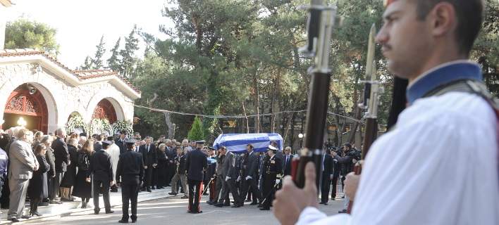 Αυτή την ώρα η κηδεία του Κωστή Στεφανόπουλου -Με τιμές αρχηγού κράτους [εικόνες]