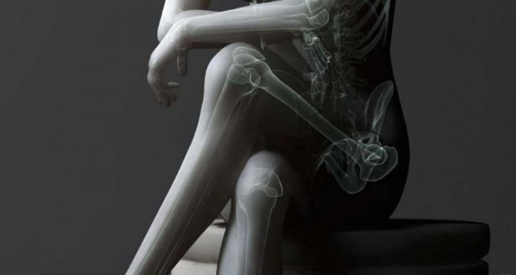 Σταυρώνετε τα πόδια σας όταν κάθεστε; Δείτε πώς επηρεάζει την υγεία σας