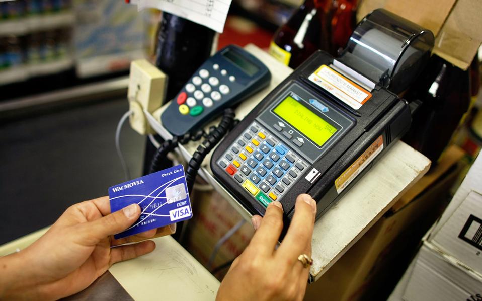 Υψηλότερο φόρο θα πληρώσουν το 2017 όσοι δεν χρησιμοποιουν κάρτες