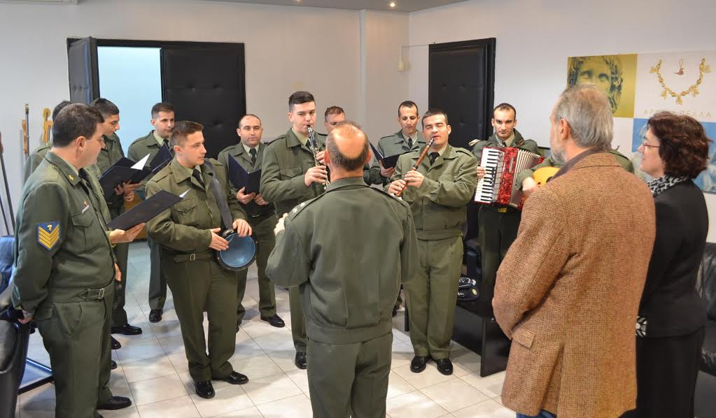 Χριστουγεννιάτικα κάλαντα έψαλε η μπάντα του Γ’ Σώματος Στρατού στους Περιφερειακούς Συμβούλους Πέτρο Ζέρζη και Μαρία Ζωγράφου – Τσαντάκη