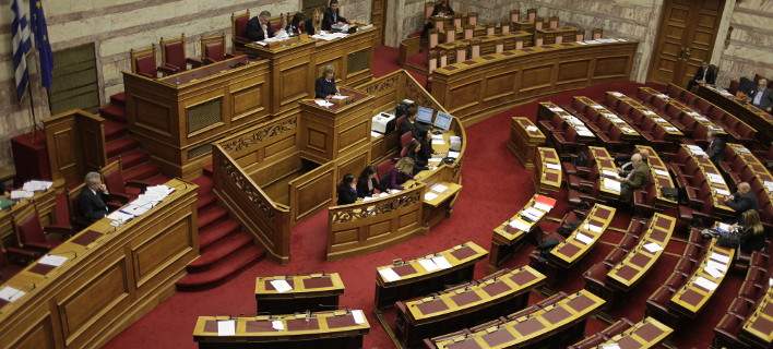 Βουλή: Υπερψηφίστηκαν οι διατάξεις για την ίση αντιμετώπιση των ομόφυλων ζευγαριών -«Οχι» και απουσίες από τους ΑΝΕΛ