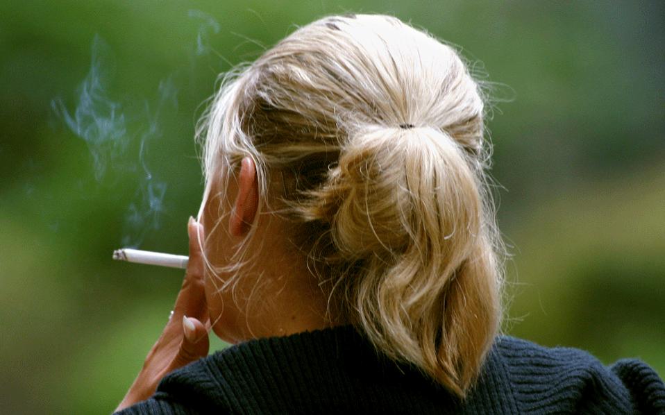 Περισσότερο ευάλωτοι οι χρόνιοι καπνιστές