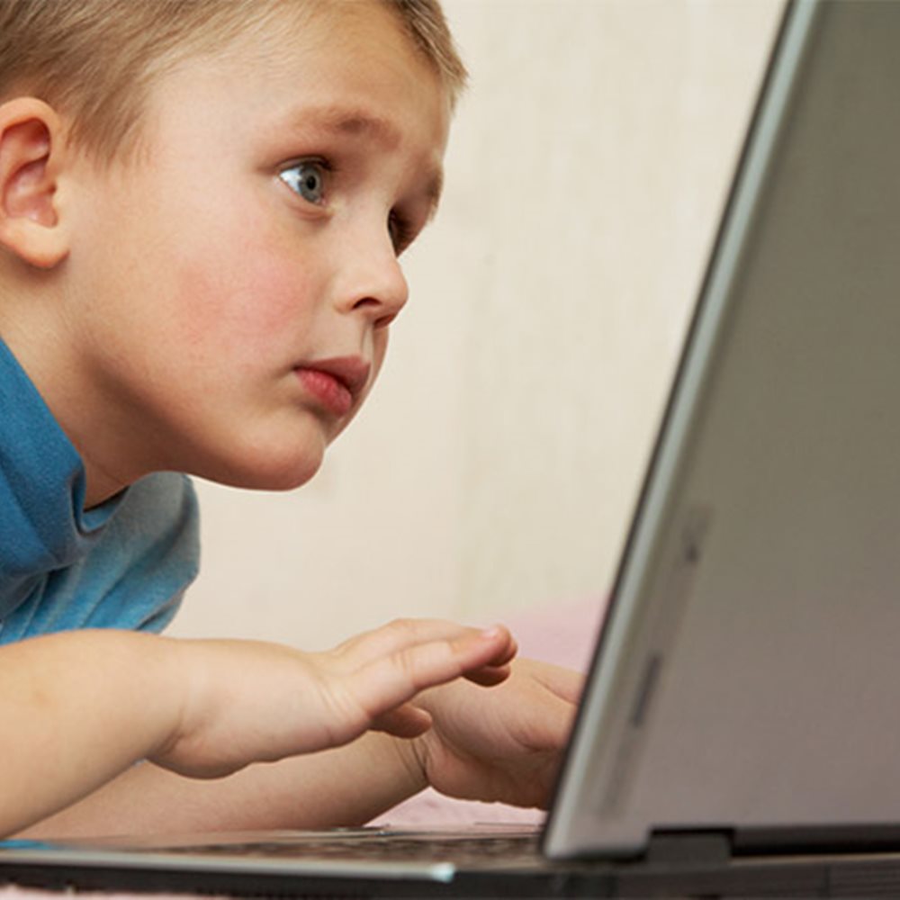 Έρευνα: Σχεδόν τα μισά 6χρονα «σερφάρουν» στο Ιντερνετ, όταν βρίσκονται στο δωμάτιό τους