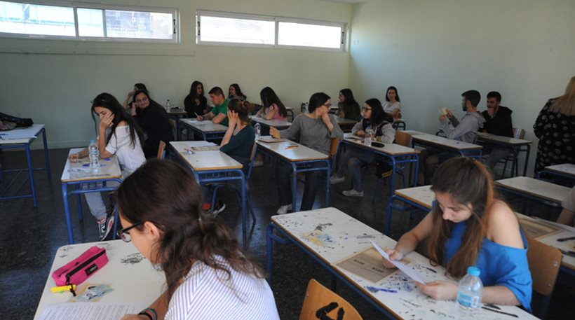 Πανελλαδικές: Κόβουν εισακτέους γιατρούς και βάζουν… κλωστοϋφαντουργούς