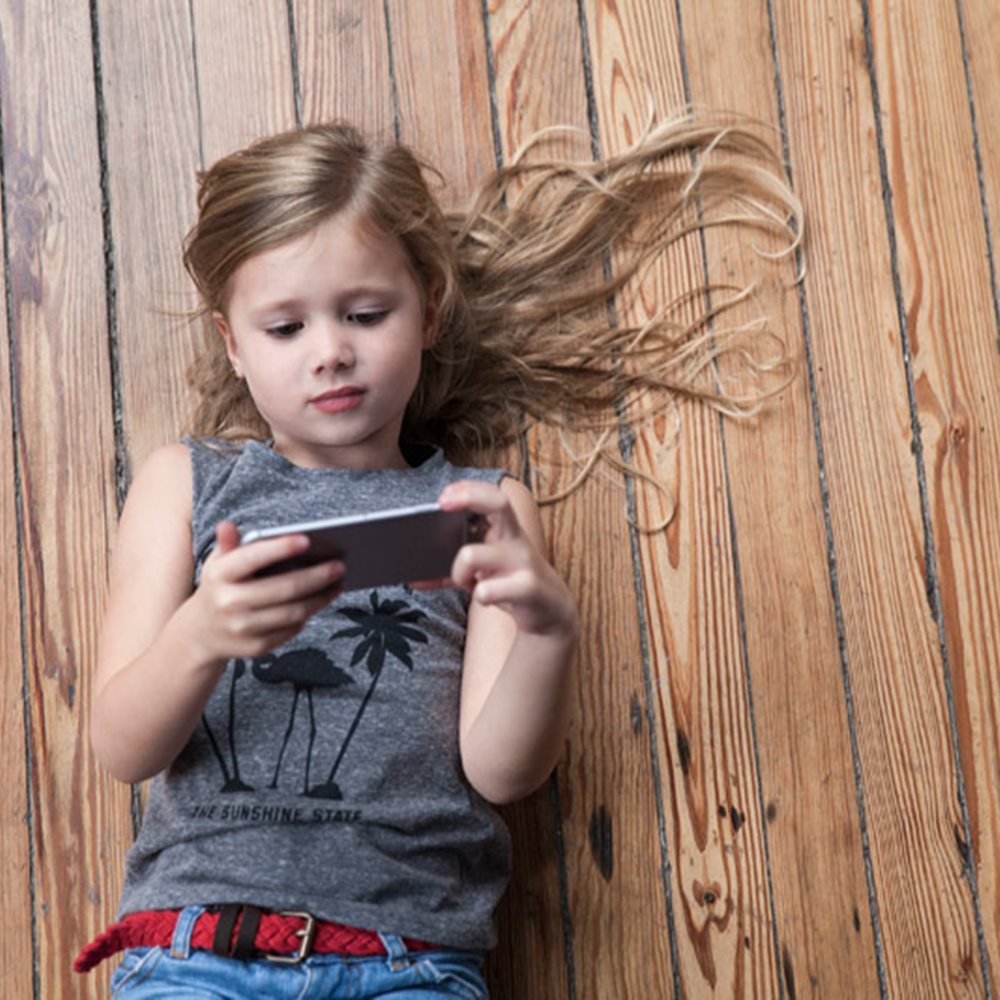 Οι ειδικοί προειδοποιούν: Όχι κινητά τηλέφωνα σε παιδιά κάτω των 12