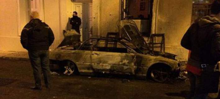 Επίθεση με 10 μολότοφ στο σπίτι του Αλέκου Φλαμπουράρη –  ένας αστυνομικός τραυματίας