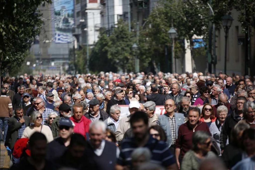 Πορεία χιλιάδων συνταξιούχων στη Βουλή