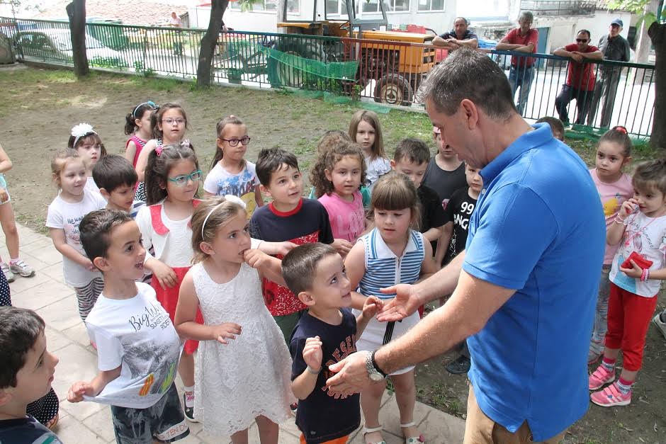 Στο νηπιαγωγείο των Προμάχων βρέθηκε ο Δήμαρχος Αλμωπίας, Δημήτρης Μπίνος, μετά από πρόσκληση των μαθητών