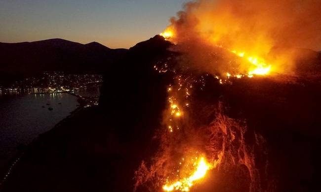 Φωτιά στο κάστρο της Μονεμβασιάς (εικόνες – βίντεο)