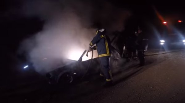 Αυτοκίνητο τυλίχθηκε στις φλόγες στη Θεσσαλονίκη – Καρέ καρέ η επιχείρηση της Πυροσβεστικής